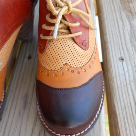 NWOT L'Artiste Vintage Inspired Leather Spectator Wingtip Short Heel Booties - Picture 9 of 10